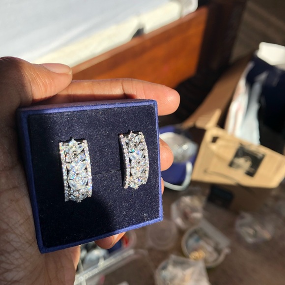 Silver diamond finish studs - Picture 9 of 11